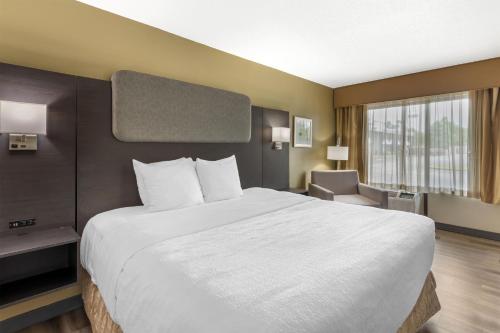 a large white bed in a hotel room at Best Western Plus Madison-Huntsville Hotel in Madison