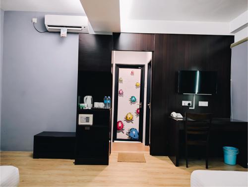 a room with a black wall and a door with a mirror at 7 Hotel in Juru