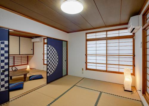 an empty room with a table and a window at 笑福邸 in Shiogama