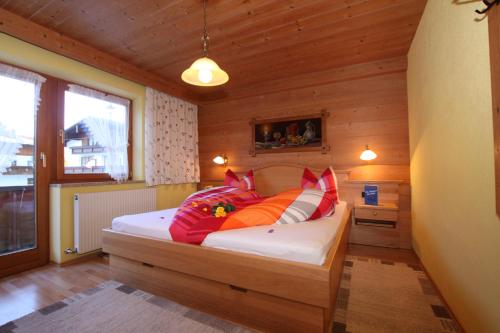 Un pat sau paturi într-o cameră la Haus Seebach