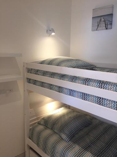 ラ・クロワ・ヴァルメにあるLa Croix Valmer Apartmentの二段ベッドが2つある寝室