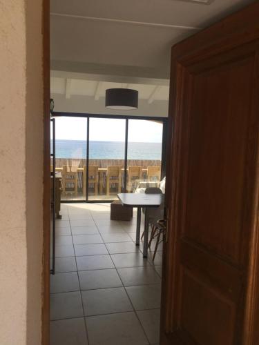 une pièce avec une table et une vue sur l'océan dans l'établissement La Croix Valmer Apartment, à La Croix-Valmer