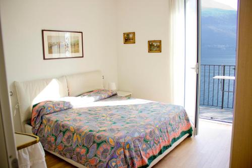 CremiaにあるLakefront Villa La Dolce Vitaのベッドルーム(ベッド1台付)、バルコニーが備わります。