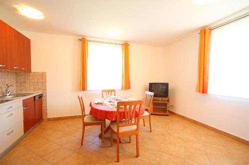 une cuisine avec une table et des chaises dans l'établissement Apartmaji Mlinar, à Kranjska Gora