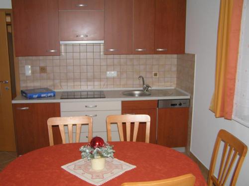 Kuchyň nebo kuchyňský kout v ubytování Apartmaji Mlinar