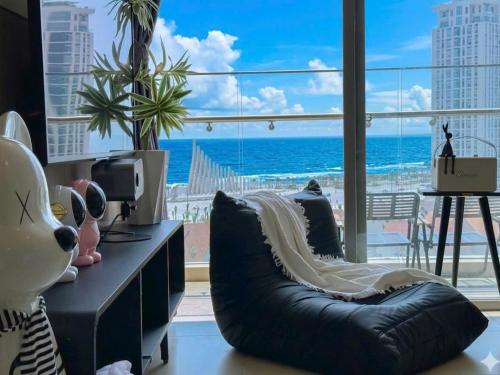 a room with a large view of the ocean at The Song - Vitamin Sea & Sun - Căn Hộ Cao Cấp và Sự Lựa Chọn Tốt Nhất in Vung Tau