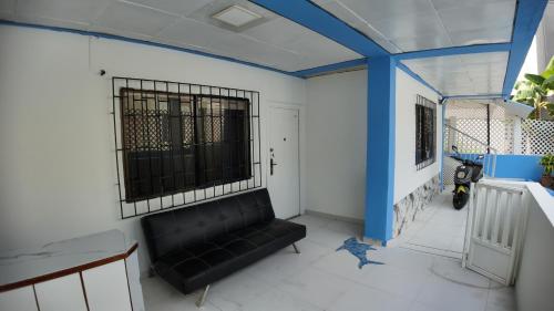 a living room with a black couch in a room at La Gran Casa in San Andrés