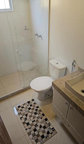 a bathroom with a shower and a toilet and a sink at Casa temporada Grecco Vidal in Venda Nova do Imigrante