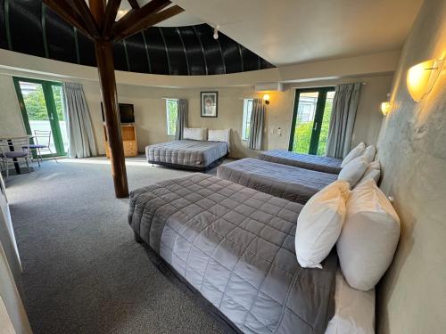 a large bedroom with two beds and a couch at Parklane Motor Lodge in Auckland