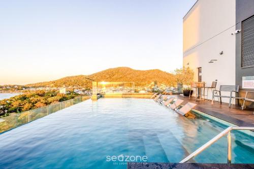 a swimming pool on the roof of a building at Studios in a seaside building, close to Beto Carreiro at Penha Spot - PSOB in Gravata