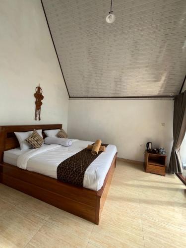 a bedroom with a large bed in a room at Buana Hill in Kubupenlokan