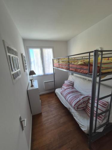 a bunk bed in a room with a bunk bedutenewayangering at Le cocon en ville in Limoux