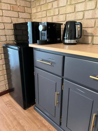 a kitchen with a counter and a refrigerator at Diamond Lake Escape in Collie
