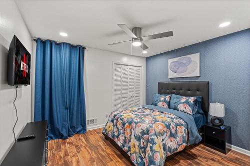 a bedroom with a bed and a ceiling fan at Relaxation spot lawrenceville in Lawrenceville