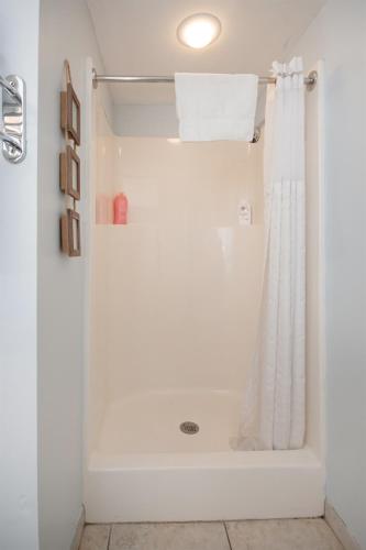 Oceanfront Paradise Sleeps 10 w Stunning Sunrises photo 165