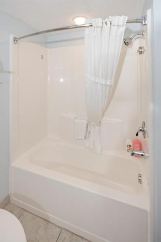 Oceanfront Paradise Sleeps 10 w Stunning Sunrises photo 186