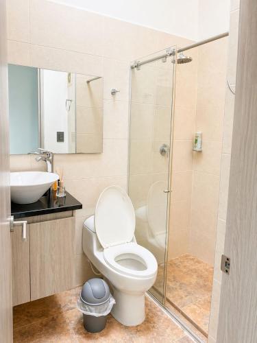 a bathroom with a toilet and a sink at Espectacular Casa Quinta in Girardot
