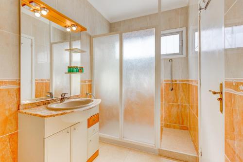 a bathroom with a sink and a shower at Ocean View 3bedroom Villa with pool in Callao Salvaje