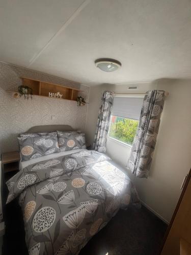 a bedroom with a bed and a window at Green Goddess in Skipsea