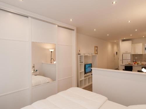 Habitación blanca con cama y TV en Apartments Las Canteras Beach LM3, en Las Palmas de Gran Canaria