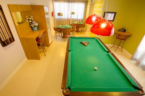 a pool table in a living room with a pool ball at Marin Château Empreendimentos Turísticos in Bombinhas