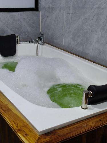 a bath tub filled with green liquid at Hotel Páramo de Sumapaz in San Juan