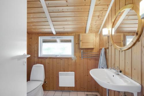 ein Badezimmer mit Toilette und Waschbecken in der Unterkunft Schönes Sommerhaus Mit Herrlichem Blick in Ølsted