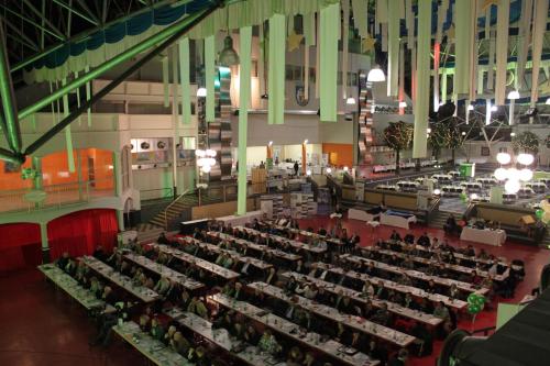 an overhead view of a large lecture hall with tables at Hotel Strohofer in Geiselwind