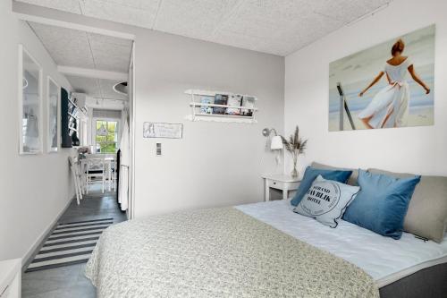 a bedroom with a bed and a painting on the wall at Holiday In The First Row To The Water in Dannemare