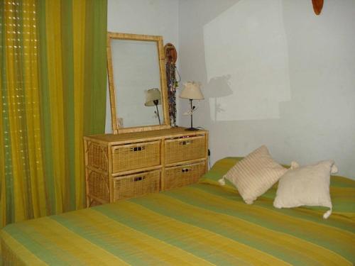 1 dormitorio con 1 cama y vestidor con espejo en Casa Villa Carlos Paz en Villa Carlos Paz