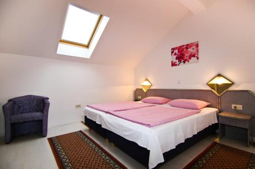 Łóżko lub łóżka w pokoju w obiekcie Apartments Villa Ana 1