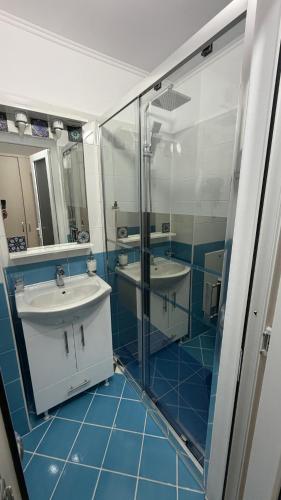 a bathroom with two sinks and a glass shower at SAB Luxury Apartaments 2 Saturn in Saturn