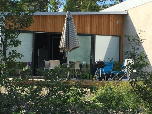 Un jardín fuera de Maven Kustnära Stugor