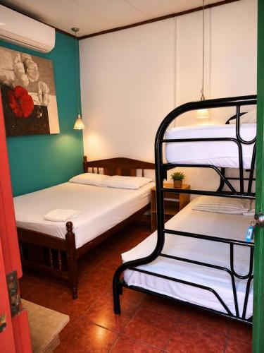 a room with two bunk beds in a room at Hostal Vacaciones Nicas in León