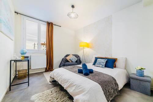 a bedroom with a large bed and a window at Superbe appartement centre Montluçon, proche hôpital in Montluçon