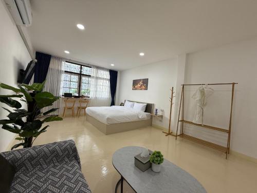 a living room with a bed and a table at S hostel 302 sukhumvit48 near Phrakanong BTS in Amphoe Phra Khanong