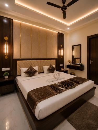 a bedroom with a large bed with a large headboard at Hotel Ayodhya Dharshan 500m Walk From Shree Ram Mandir in Ayodhya