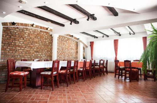 comedor con mesa y sillas en Pension Marina, en Sinaia