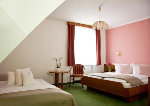 Un pat sau paturi într-o cameră la Stadthotel Erding