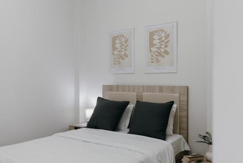 a bedroom with a bed and two pictures on the wall at Casa Centro Kilkis in Kilkis