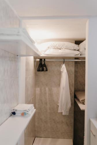 a bathroom with a bed on a shelf in a room at Casa Centro Kilkis in Kilkis