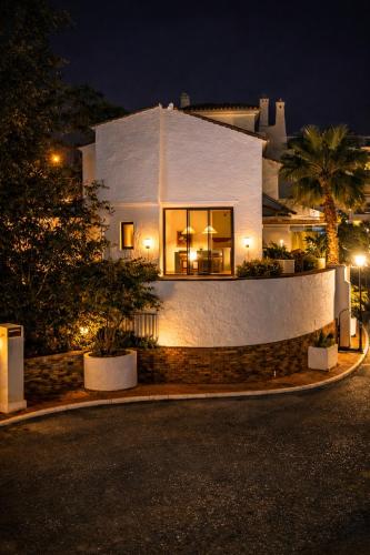 Casa Doora - Architectural Mid-Century Villa with Pool, Walk to Beach