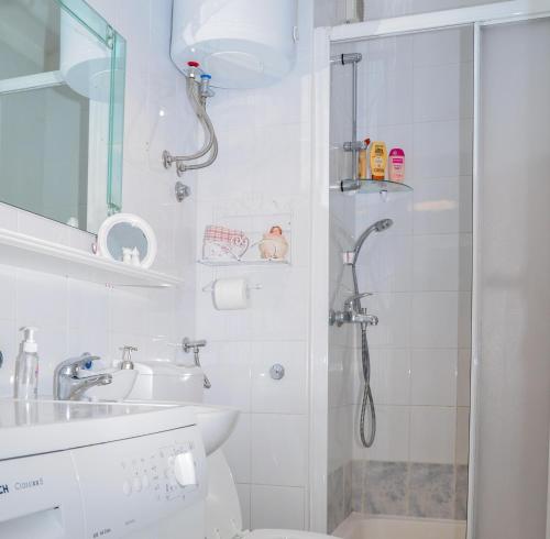 e bagno con doccia, servizi igienici e lavandino. di Beach apartment Neira a Spalato (Split)