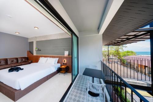 ein Schlafzimmer mit Bett und Balkon in der Unterkunft MEE DEE Hostel in Ao Nang Beach