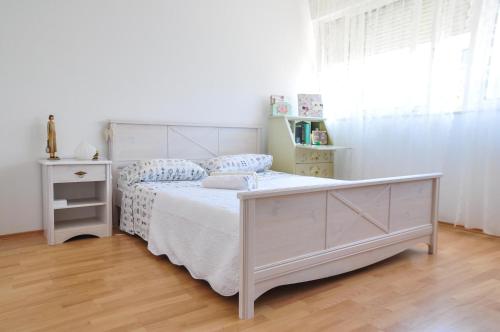 una camera con letto bianco, cassettiera e finestra di Beach apartment Neira a Spalato (Split)