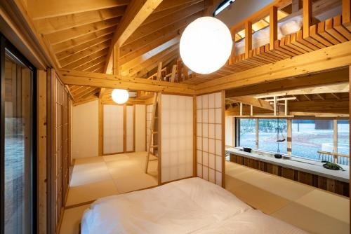 a small room with a bed and a window at Villa 天ツ星 in Tahara