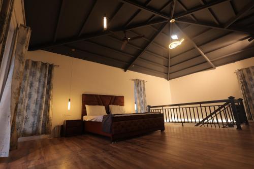 a bedroom with a bed in the middle of a room at Maktain Glance in Dehradun