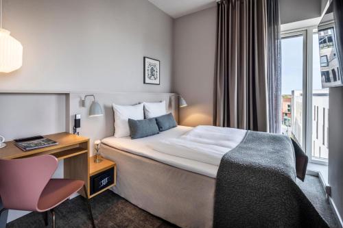 En eller flere senge i et værelse på Hotel Odeon