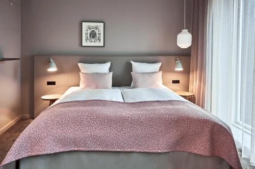 En eller flere senge i et værelse på Hotel Odeon