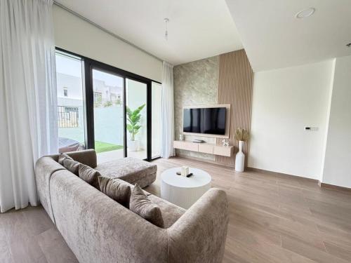 Cosy 3 Bedroom Duplex with Maids Room in Town Square - Allsopp and Allsopp